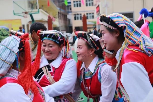 怒江貢山獨(dú)龍族怒江自治縣捧當(dāng)鄉(xiāng)：黨的光輝照邊疆，歌舞升平奔小康